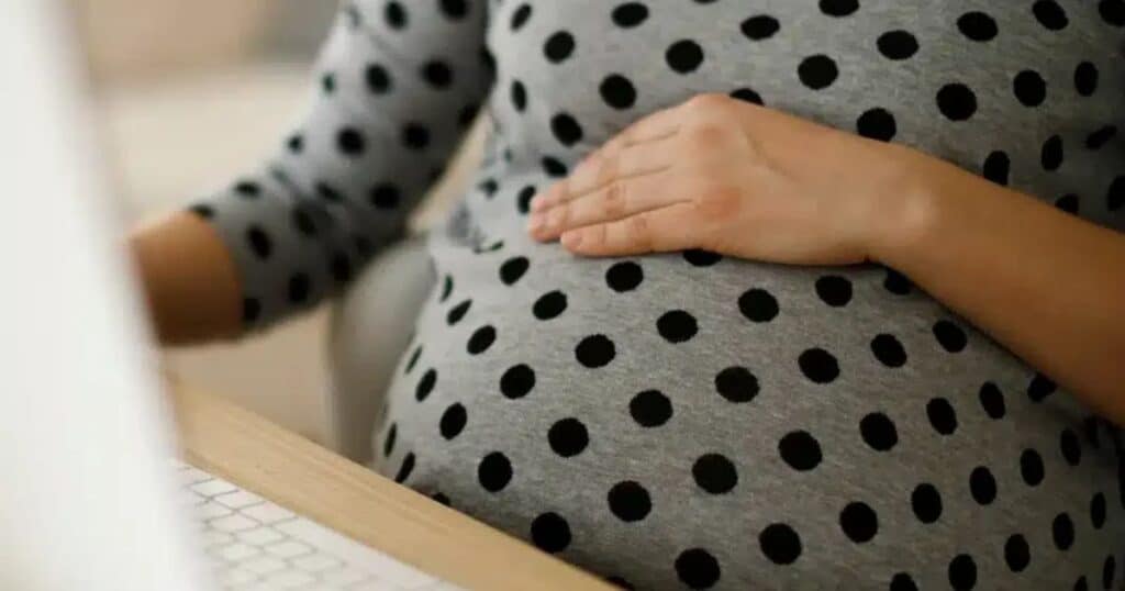 pregnat woman searching online for orlando pregnancy support group