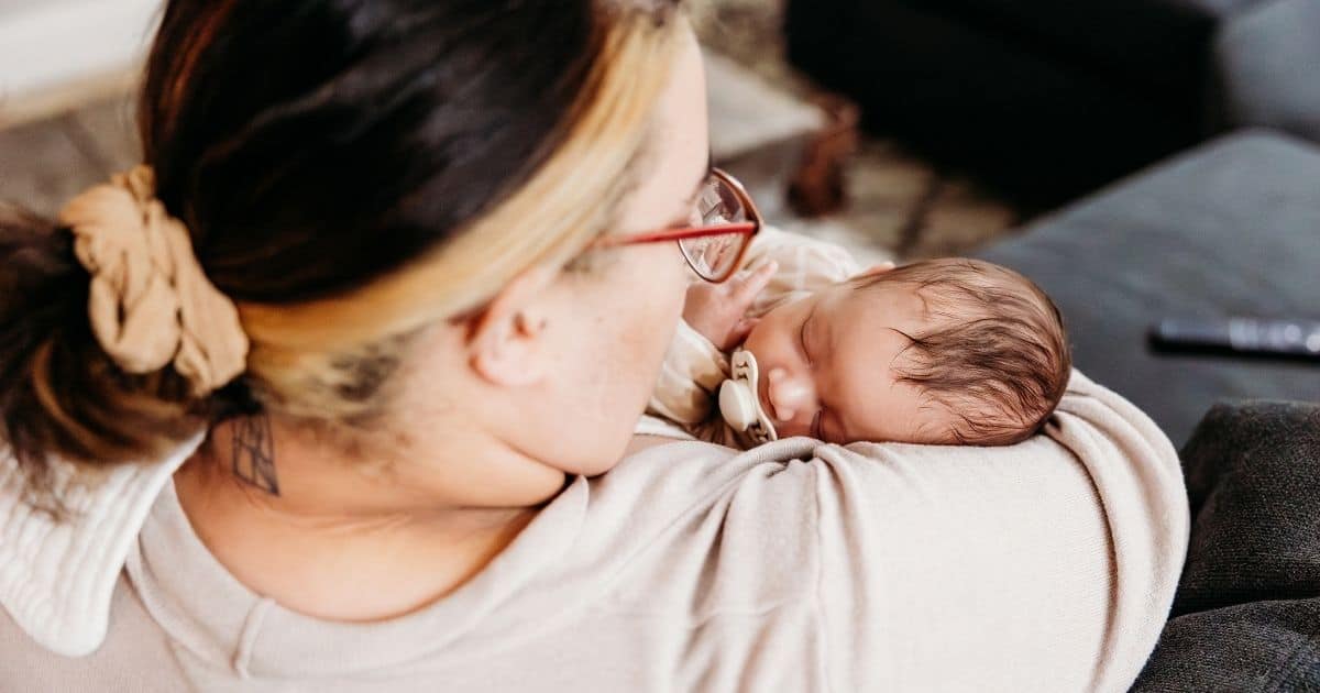 Postpartum-doula-vs-newborn-care-specialist Postpartum Doula soothes newborn